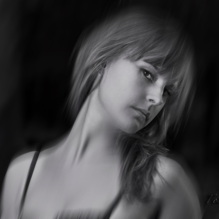Portrait von Janine outdoor b/w bearbeitet für optische Dynamik.